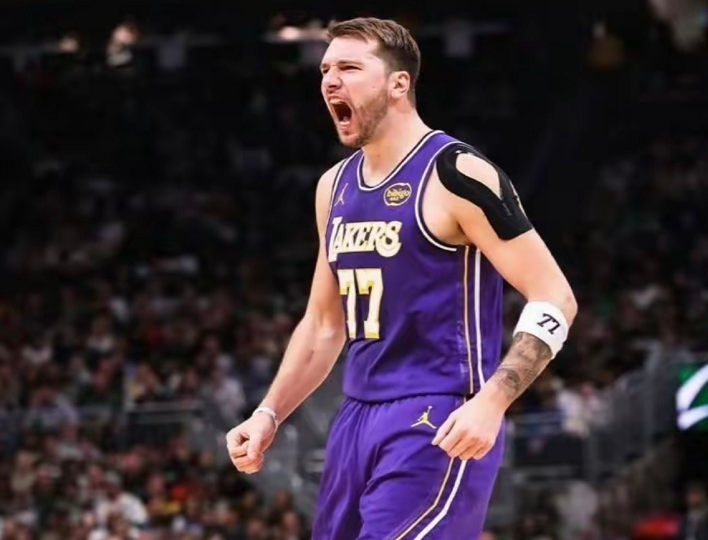 8868体育-申京轰33+9+6仍无缘今日最佳！对不起，你碰到创纪录的东契奇了